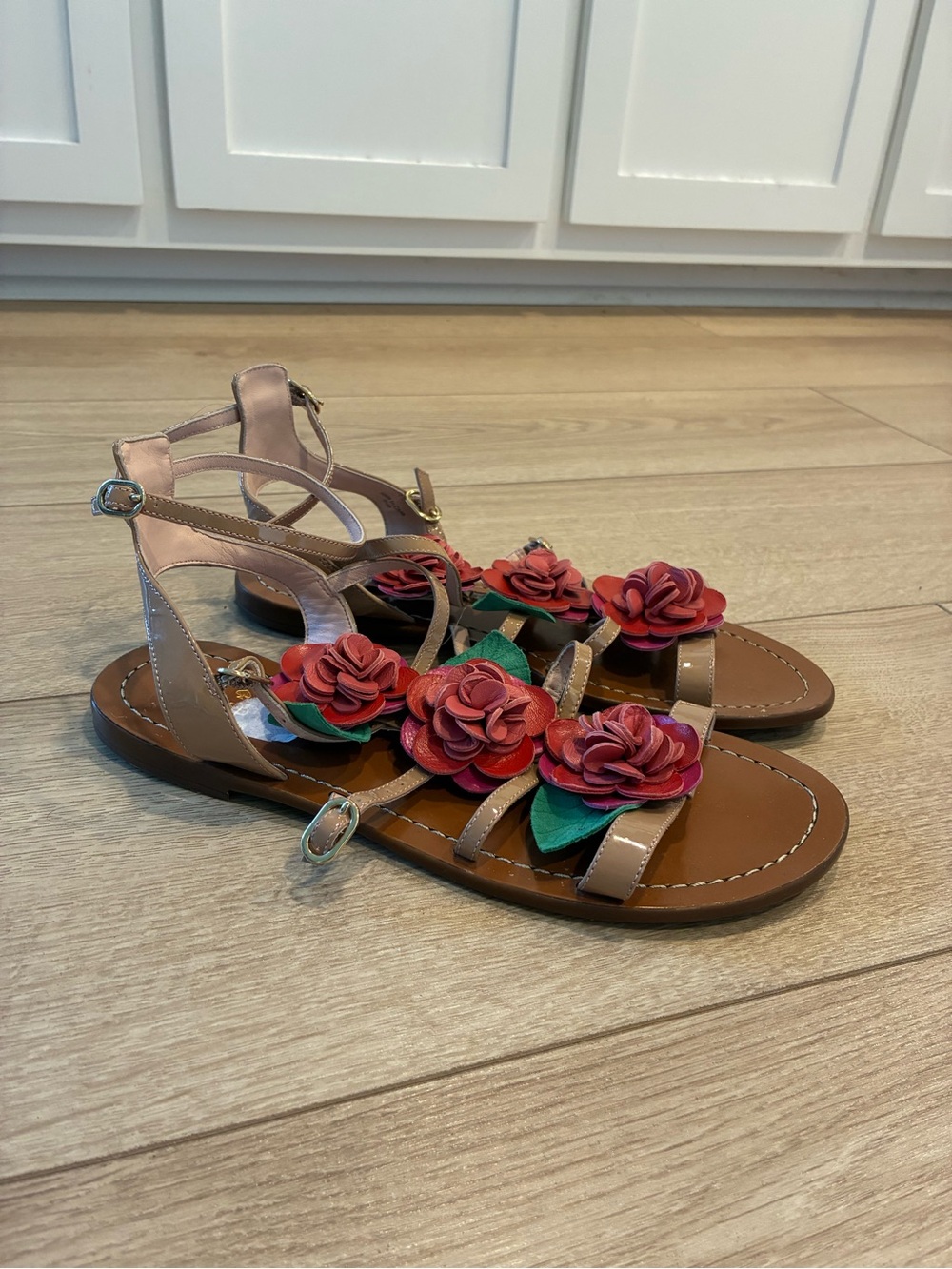 Kate Spade Women’s Columbus Gladiator Sandal Patent Leather Flower Size 8.5